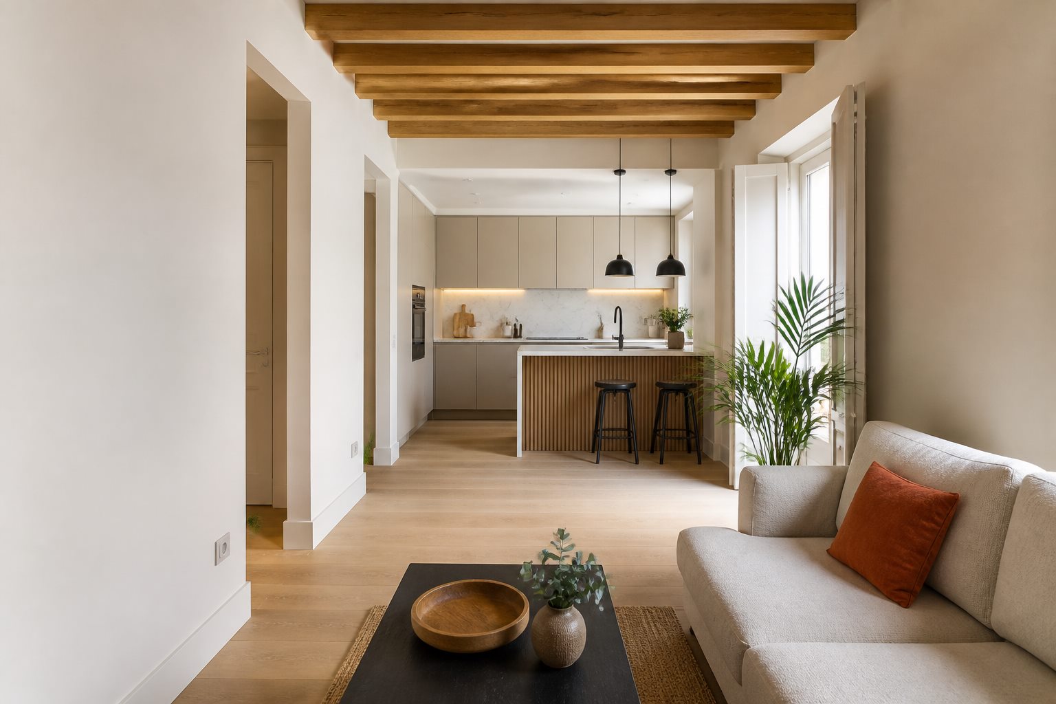 Interior renovado con cocina abierta y acabados contemporáneos